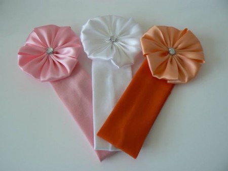 Čelenka so saténovým kvetom