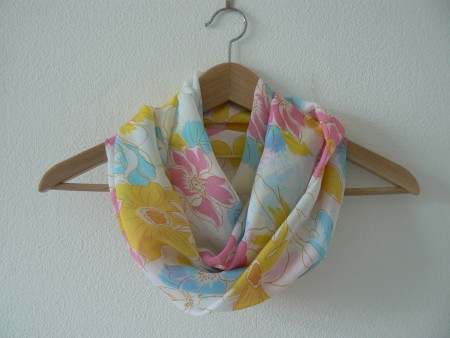 Tunelová šatka biela s kvetmi